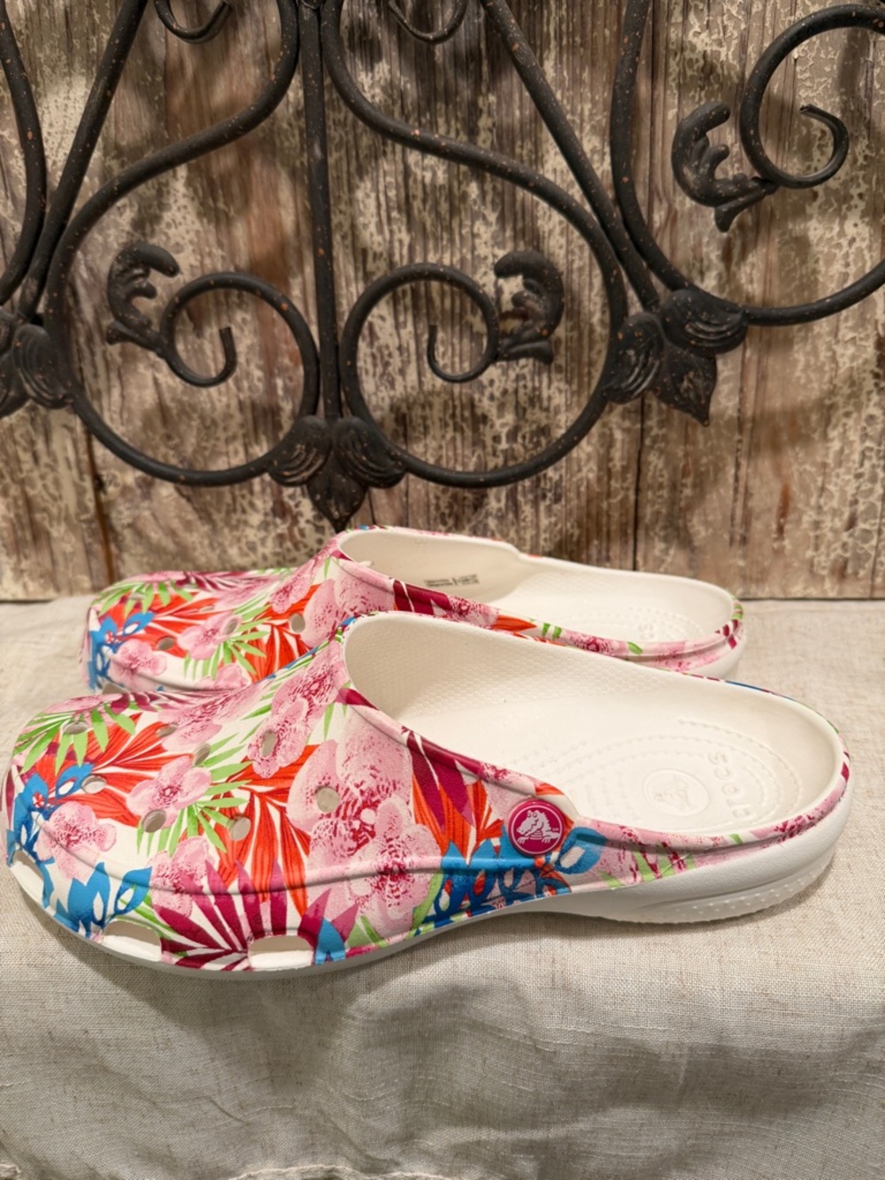 Crocs Freesail Graphic Clogs featuring a multicolor tropical floral print  w 10 - Picture 5 of 9